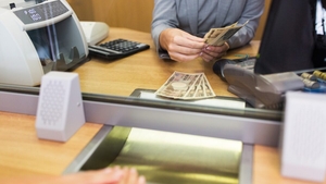 Banii din bancă se topesc. Cât pierzi într-un an dacă nu faci nimic cu ei