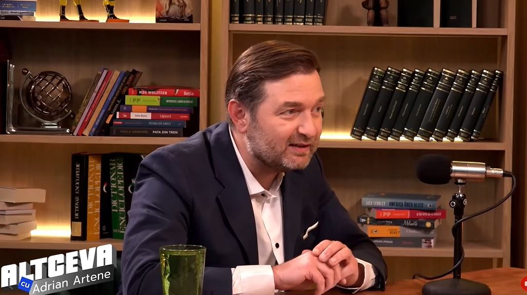 Alfred Simonis, „băiatul rău” care lăcrimează când ascultă „Rugă pentru părinţi”. Dezvăluiri emoţionante la ALTCEVA cu Adrian Artene
