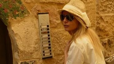 Emotie, neliniste, lacrimi! Laura Cosoi si-a implinit visul copilariei. A fost la Ierusalim si s-a rugat la Mormantul Sfant