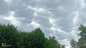 Ce a apărut pe cer, în Baia Mare. Localnicii au rămas mască și au fotografiat imediat fenomenul straniu