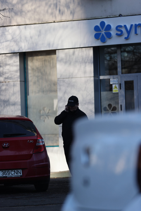 Nea Mărin, în așteptarea soției lui, care a intrat în clinica medicală