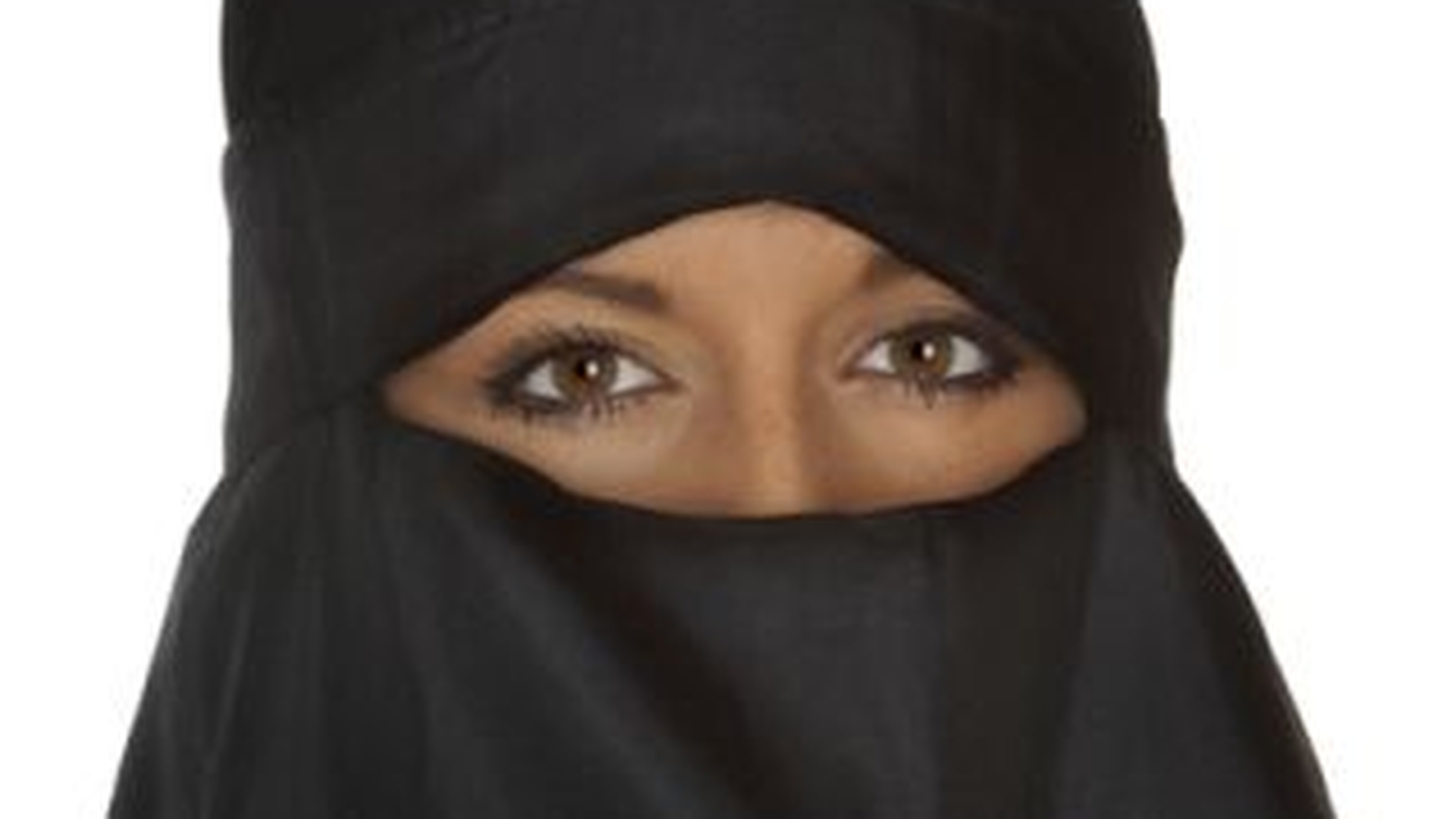 O soferita a fost amendata cu 22 de euro in Franta, pentru ca purta valul islamic in timp ce conducea