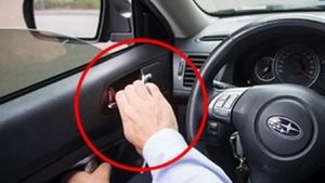 De ce trebuie să deschidă șoferii ușa mașinii doar cu mână dreaptă. Le poate salva viața