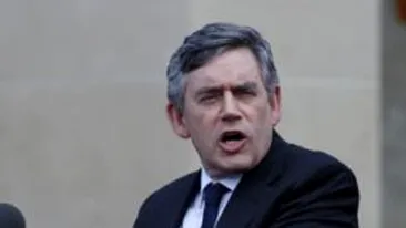 Premierul britanic isi hartuieste asistentii!