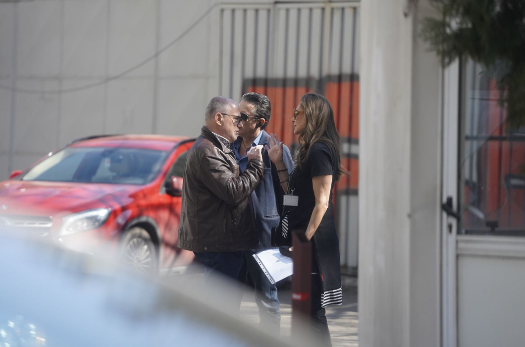Romanița Iovan vorbește cu amicii ei (Foto: CANCAN.RO)