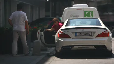 Mama lui Ciprian a iesit la cumparaturi cu masina cu care fiul sau iese la agatat! Vezi cum ii sta in aspiratorul de femei!