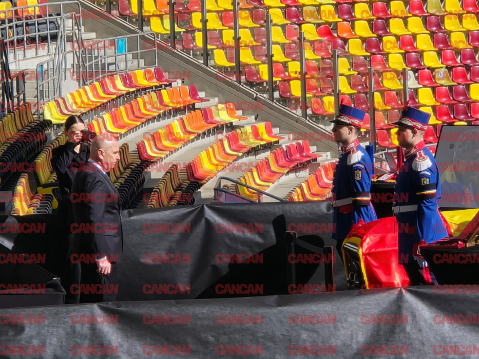 Politicieni, foști jucători și sute de fani își iau rămas bun de la Mircea Lucescu. Ultima zi de omagiu pe Arena Națională
