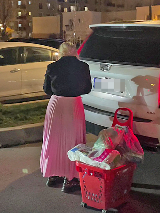 Cât timp Tzancă stătea la restaurant alături de prieteni, Lambada a fost plecată la cumpărături (Foto: CANCAN.RO)
