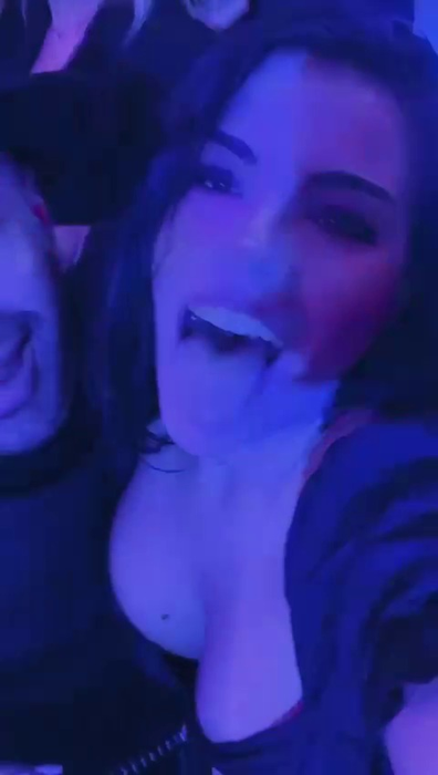 Dudu Conchita s-a sărutat cu o brunetă sexy, în club