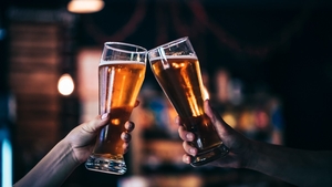 Bancul zilei / Doi patroni stau la o bere: Ție cum îți merge?