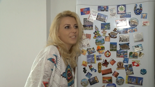Alina Plugaru s-a facut fata de casa si-i cea mai buna bucatareasa! Vezi cine-i umple congelatorul blondinei...in mod regulat!