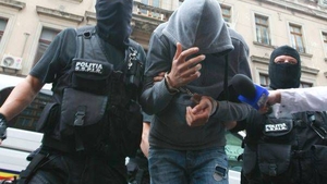 Trei persoane, reținute de procurorii DIICOT din Bacău pentru trafic de minori, viol și proxenetism