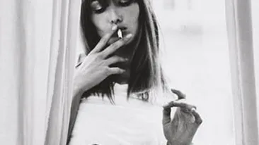 Inca un atac dur al ziarului Kayhan la adresa Carlei Bruni: Merita sa moara.