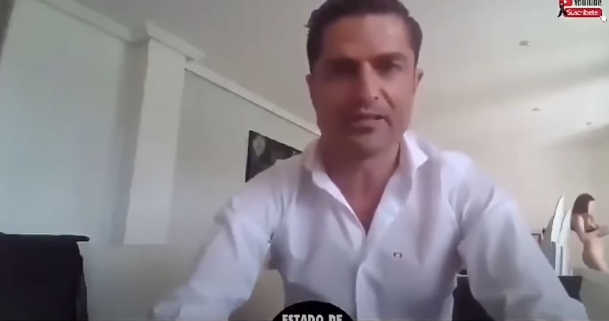 Un prezentator din Spania, prins în direct, la TV, că își înșeală iubita! Aproape goală, amanta a trecut prin fața camerei de filmat