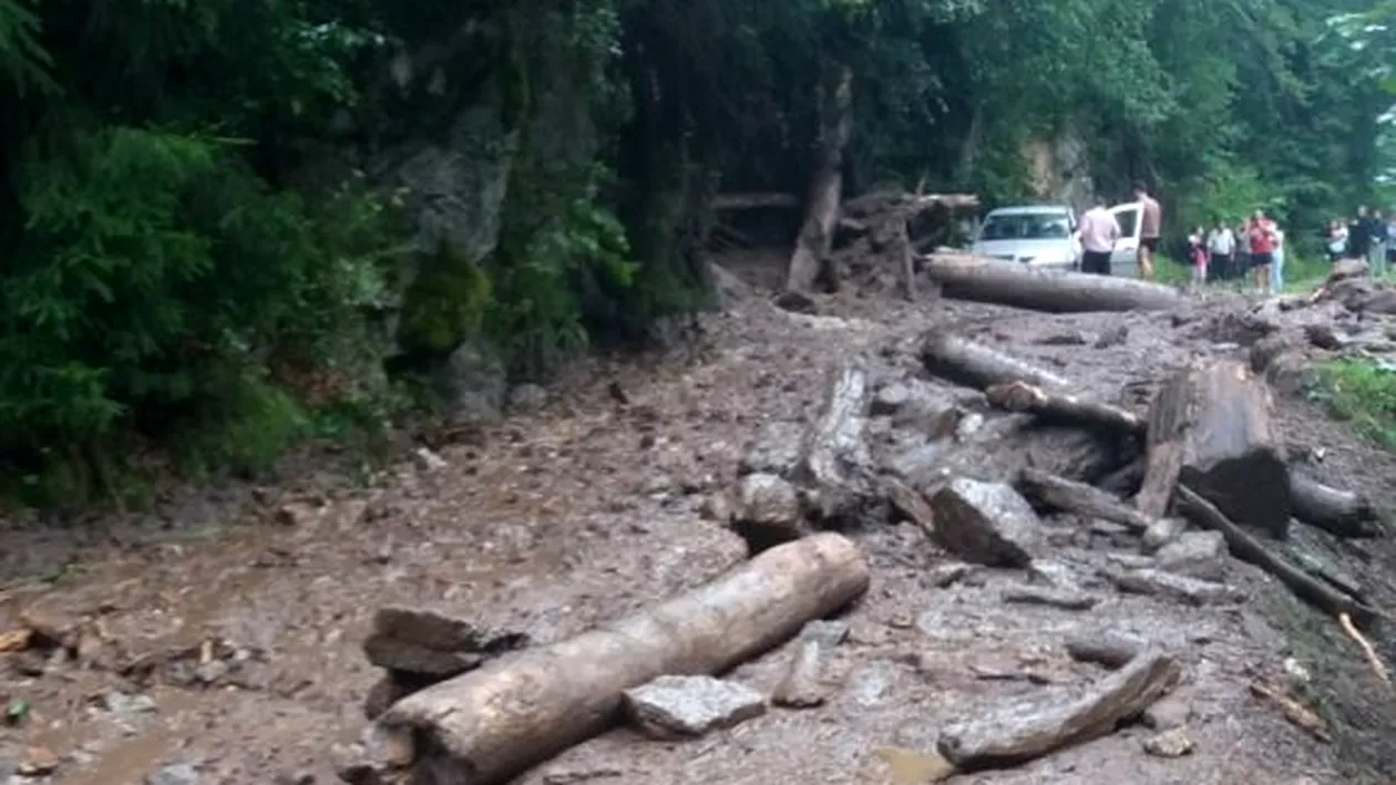 20 de turiști blocați pe Valea Cernatului, după ce drumul a fost rupt de aluviuni. Imagini apocaliptice
