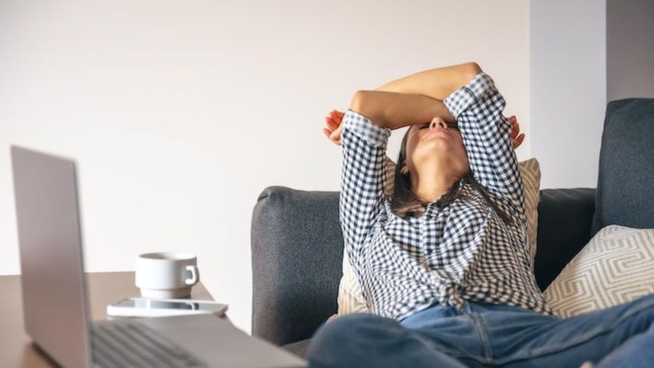 Munca de acasă îi lovește pe tineri fix unde îi doare! Abia acum își dau seama că "remote-ul" le sabotează cariera