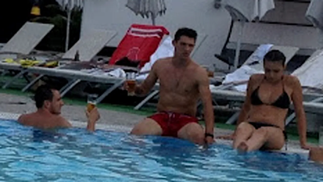 Gabi Matei, fostul iubit al Madalinei Pamfile, nu este atras de fotbal! In timpul liber se distreaza cu femei si bere la piscina!