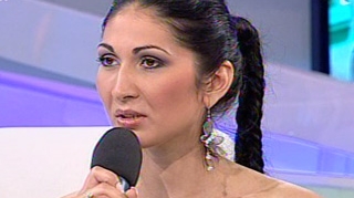 Nu o sa iti vina sa crezi cine a fost barbatul care a dezvirginat-o pe Raluca Pastrama! E finul unui celebru manelist!