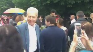 Ambasadorul SUA a participat la Marşul Diversităţii (Lesbian Gay Bisexual şi Transgender) de la Arcul de Triumf!