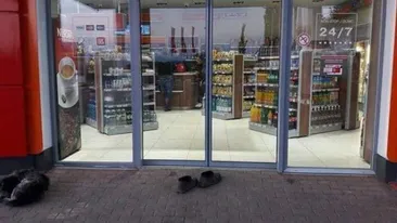 De ce s-a descălțat această bătrână înainte de a intra într-un market din Vaslui!