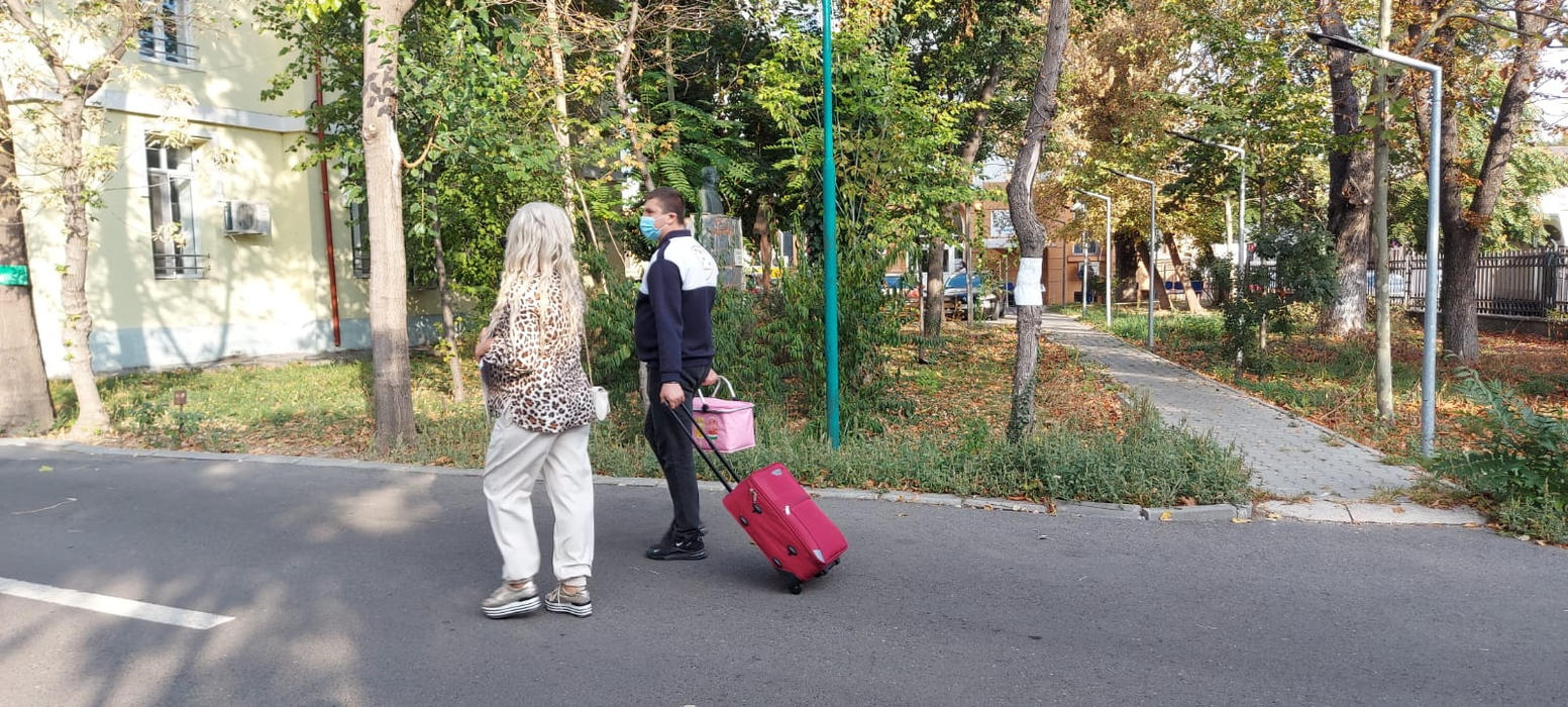 Unul dintre portarii de la Filantropia i-a cărat bagajele vedetei ca la hotel © CANCAN.RO