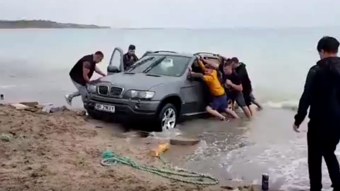 Cine este șoferul care a rămas cu BMW-ul îngropat în plaja din Vama Veche