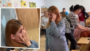 O profesoară însărcinată din Drăgășani a izbucnit în lacrimi când a ajuns la ultima oră dinainte de vacanță. Ce i-au pregătit elevii săi