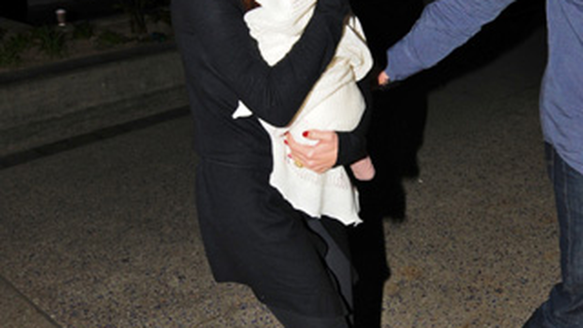 Victoria Beckham, o mamica grijulie! Uite cum o protejeaza pe micuta Harper