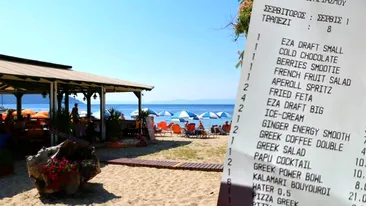 Cât au plătit 3 turiști români pentru o zi de plajă în Thasos: șezlonguri, bere și mâncare. La final, când au văzut nota de plată, s-au uitat lung