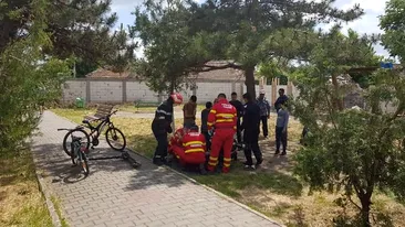Stare de alertă în Călărași, după ce un copil a rămas captiv într-un leagăn! Misiunea pompierilor a fost una delicată