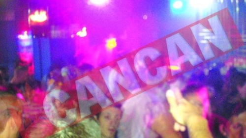Din "cusca" animatoarelor de la discoteca, in coma