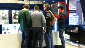 Invataturile fostului ministru de externe catre fiul sau! Adrian Cioroianu i-a aratat baiatului cum se alege un parfum!