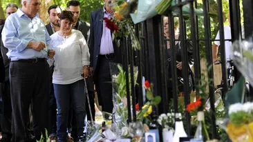 Imagini ravasitoare cu parintii lui Amy Winehouse! Plang si se imbratiseaza in fata casei fiicei lor