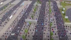 Rugăciune într-o parcare Ikea, din Germania! Sute de musulmani s-au adunat în cadrul ceremoniei. Care sunt motivele pentru care au ales acest loc