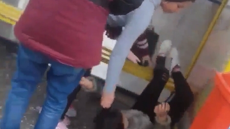 VIDEO ȘOCANT. Elevă de clasa a IX-a din Tulcea, snopită în bătaie de două colege, în stația de microbuz. Ce spun autoritățile