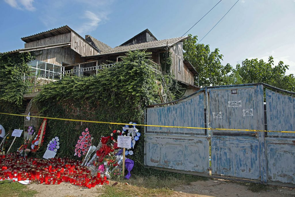 Casa lui Gheorghe Dincă a ajuns obiectiv turistic macabru. Ce se întâmplă, în fiecare zi, la locuința criminalului