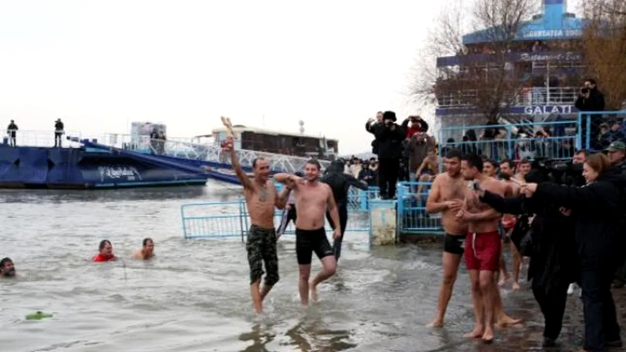 17 bărbați s-au aruncat în Dunăre, la Galați, după crucea sfințită de Bobotează
