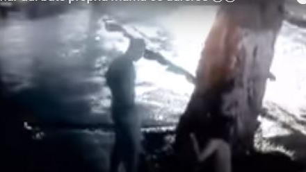 Scene șocante în București! Un bărbat bate cu bestialitate o femeie, care este chiar mama lui! Niciun trecător nu a intervenit