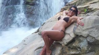 Sedinta foto sexy la cascada! Vezi cum le chinuie fitele pe Sanzi, Tonciu si Simona Trasca!