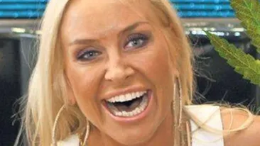 Singura de sarbatori, Vica se pozeaza goala in pat si trimite poze barbatilor. O noua tehnica de agatat dupa ce si-a marit sanii