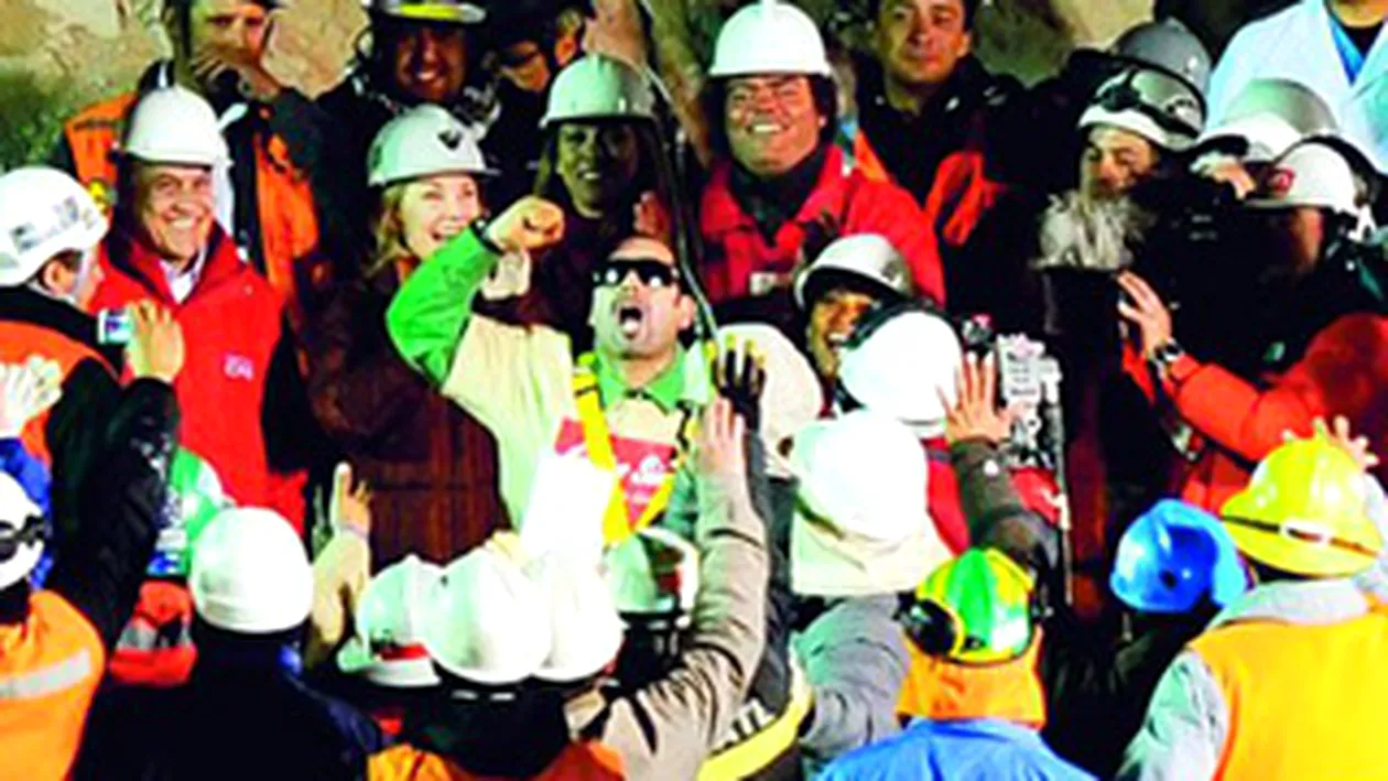VIDEO Toti cei 33 de mineri si sase salvatori au fost scosi teferi din mina San Jose din Chile!