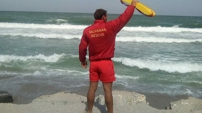 Un salvamar din Costinești, agresat de un turist pe plajă. Motivul este incredibil