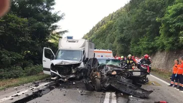 Trafic blocat pe Valea Oltului la Câineni, după un accident cu doi răniţi, între care un copil