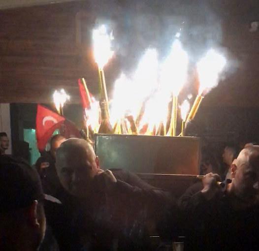 Frigiderul cu şampanii scumpe a fost flancat de steagurile Turciei şi a fost adus în acordurile imnului de stat al ţării invitatului
