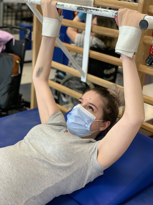 Imobilizată în scaunul cu rotile după accident, Andreea Lichi are nevoie de ajutorul nostru: “Încă sper că voi păși din nou. Vă rog să fiți alături de mine”. Poți deveni ușor îngerul păzitor al autoarei