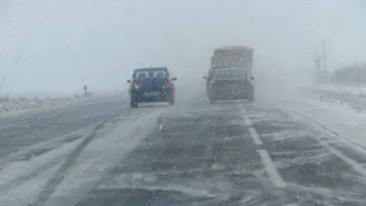 „Zăpada mielilor” a paralizat țara! Trenuri anulate și drumuri restricționate din cauza vremii