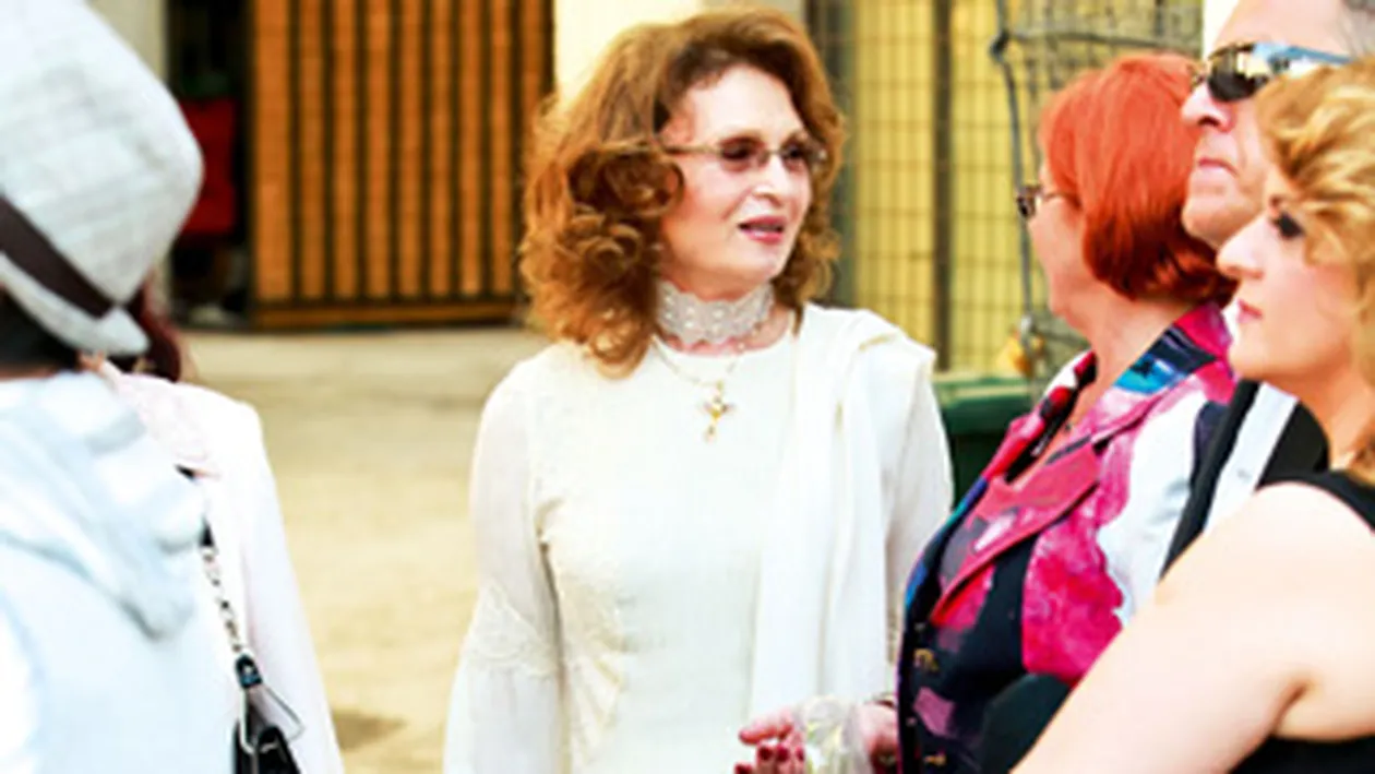 A ajuns la bine imbracate, in revista Ciao! Angela Similea, eleganta intr-o rochie retro, din dantela