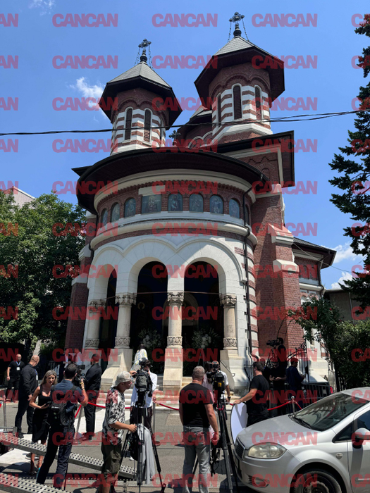 Primii invitați au ajuns la Biserica Sfântul Visarion, unde va avea loc cununia religioasă /Foto: CANCAN.RO
