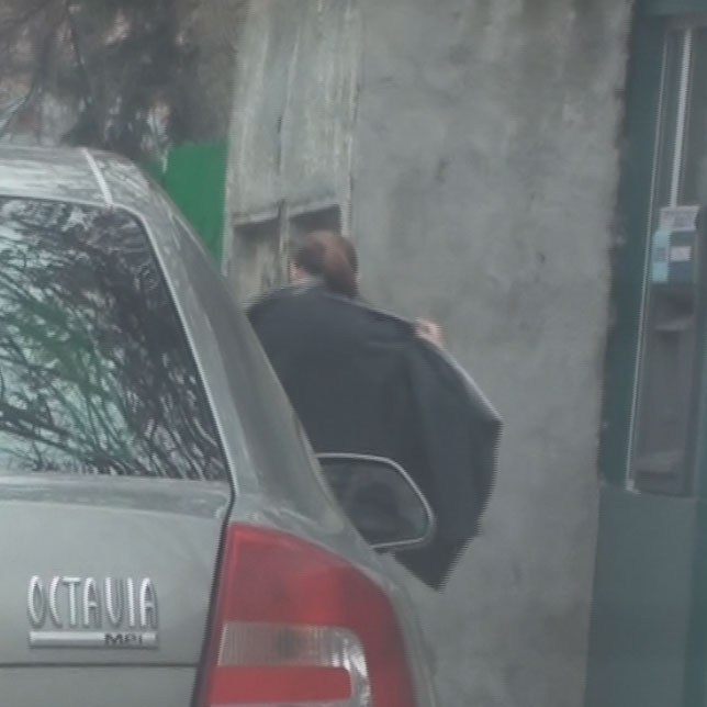 Andreea Marin își așteaptă iubitul în fața spitalului