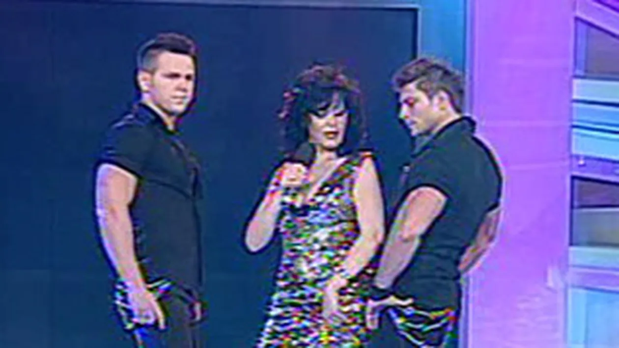 VIDEO A innebunit la batranete! Mariana Moculescu s-a apucat de cantat melodii pe teme religioase si s-a sarutat cu Ioana Popescu